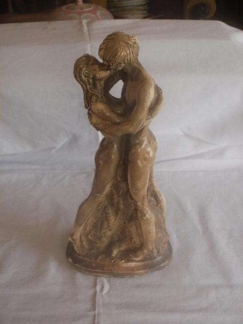 KISSING COUPLE