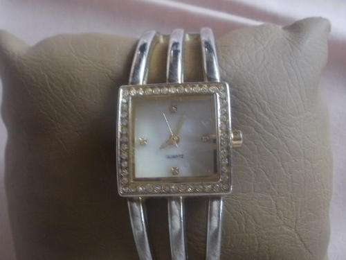 LADIES  QUARTZ BANGLE  WATCH