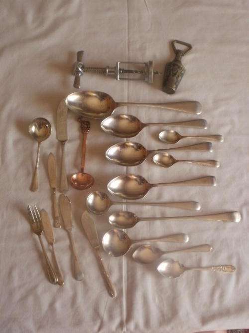 X19 PIECES OF CUTLERY & X2 CORK SCREWS
