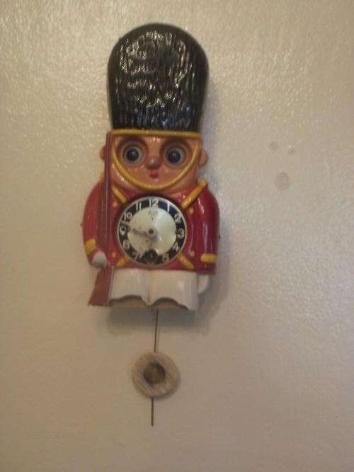 QUEEN GUARDS CLOCK WITH MOVING EYES