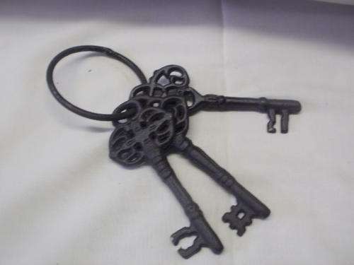 VINTAGE STYLE METAL KEY'S ON A RING (b)