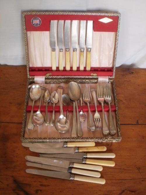 CUTLERY BOX WITH 44 PIECES CUTLERY