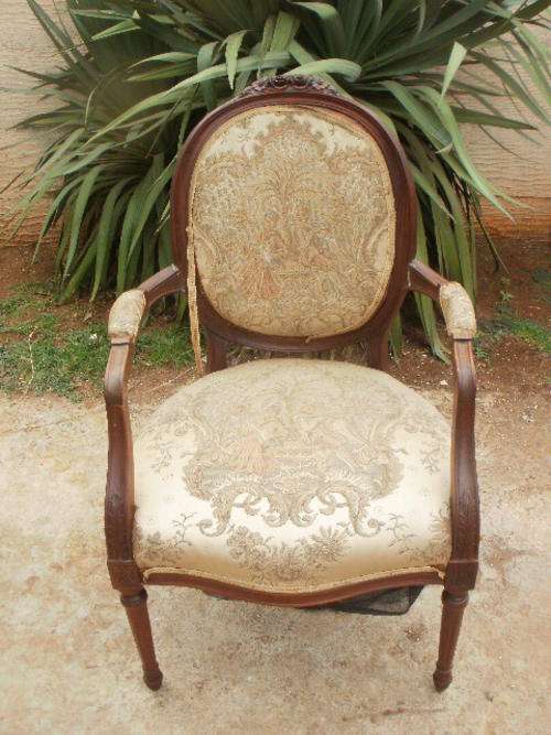 ***NEW YEAR SPECIAL****FRENCH WALNUT SALON CHAIR WITH CARVED DETAIL
