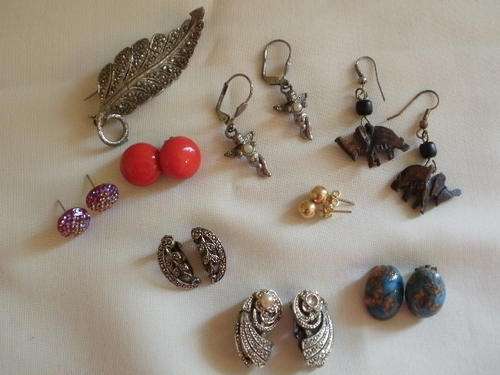 X1 VINTAGE BROOCHES & X8 PAIRS EARRINGS