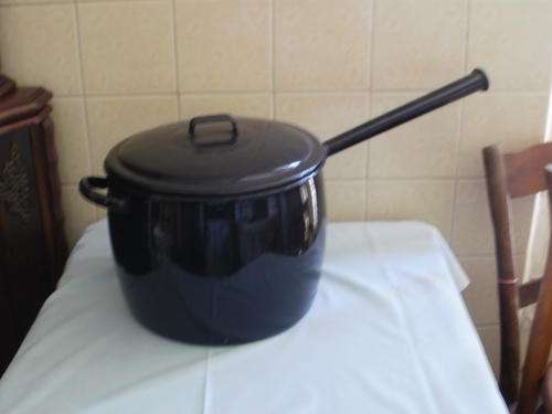 ROUND BLACK ENAMEL POT WITH LONG HANDLE