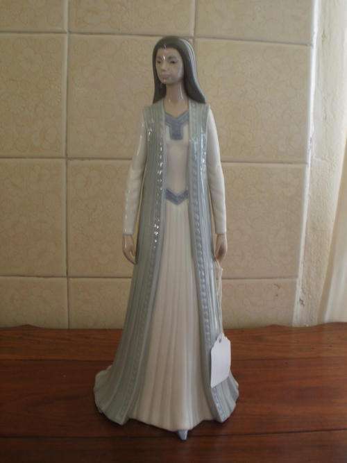 MEDIEVAL LADY BY "NAO. HAND MADE IN SPAIN BY LLADRO, DAISO 1996"