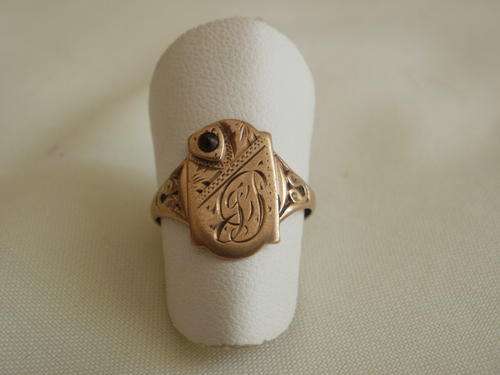 9CT GOLD RING WITH GARNET
