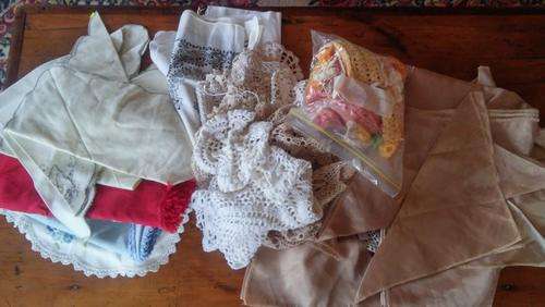 MIXED LOT OF CROCHET DOILIES, EMBROIDERED DOILIES, SERVIETTES & GOLD COLOR TABLE LOTH
