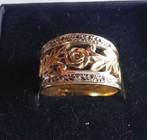 9CT GOLD ROSES RING WITH 14 ACCENT DIAMONDS