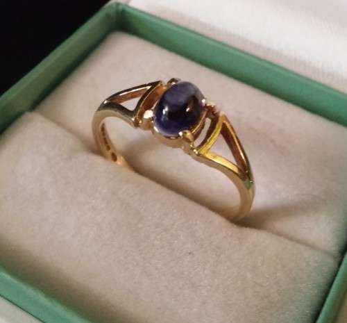 9CT (375) GOLD RING WITH AMETHYST