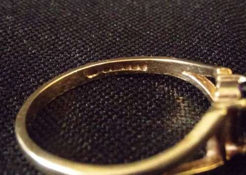 9CT (375) GOLD RING WITH AMETHYST