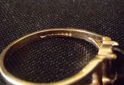 9CT (375) GOLD RING WITH AMETHYST