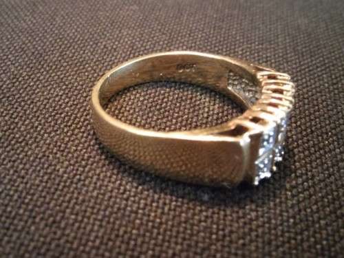 9CT GOLD & DIAMOND RING