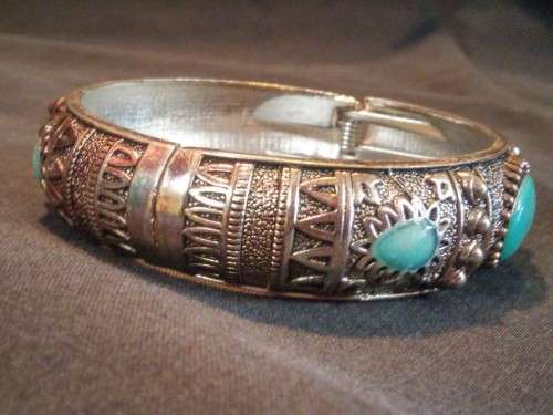 METAL BANGLE WITH BLUE STONES