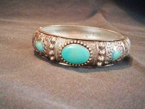 METAL BANGLE WITH BLUE STONES