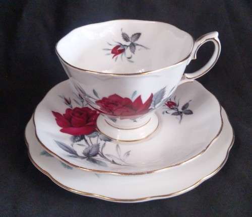 ROYAL ALBERT "SWEET ROMANCE" TRIO (A)