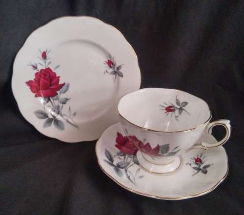 ROYAL ALBERT "SWEET ROMANCE" TRIO (A)