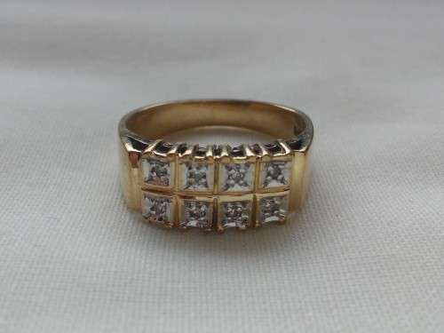 9CT GOLD & DIAMOND RING