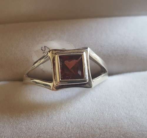 925 SILVER GARNET RING