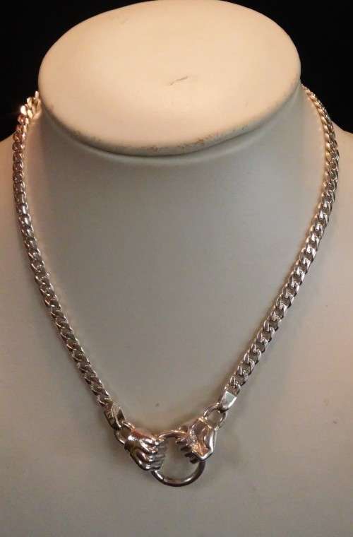 THICK 925 SILVER NECKLACE WITH 2 HANDS HOLDING A RING
