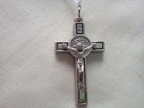 Silver tone crusifix pendant