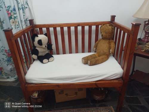 Cot with vertical slats strung with riempies