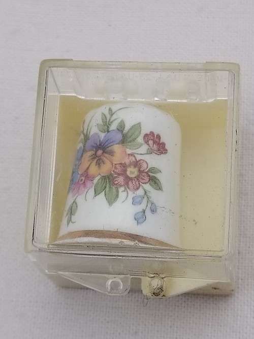 Connoisseur, Fine Bone China Made in England Thimble