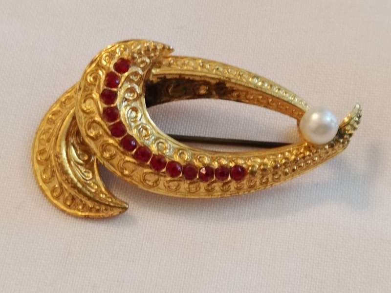 Gold Tone Brooch