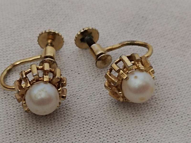 Rolled gold faux pearl screw on earrings