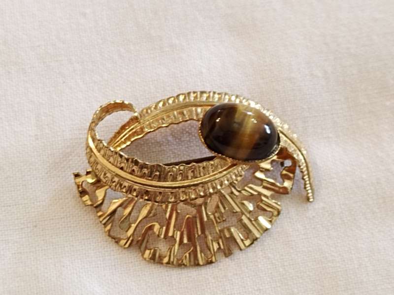 Tigers eye and gold tone brooch