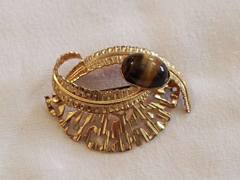 Tigers eye and gold tone brooch