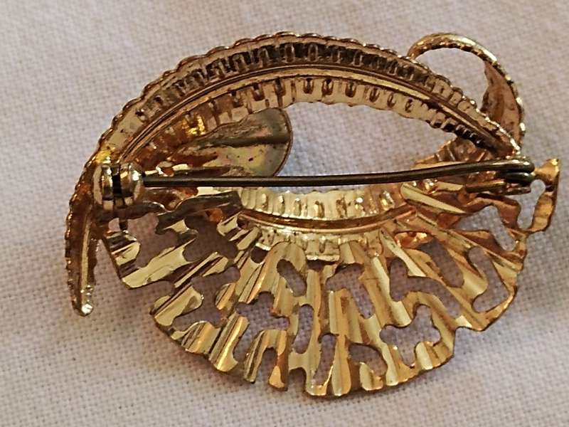 Tigers eye and gold tone brooch