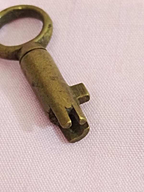 Vintage Brass Key (f)