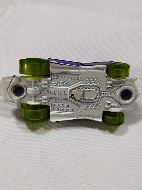 2011 HOT WHEELS DIRTY OUTLAW T9714 PURPLE DIECAST 2 3/4` CAR W/ GREEN TIRES