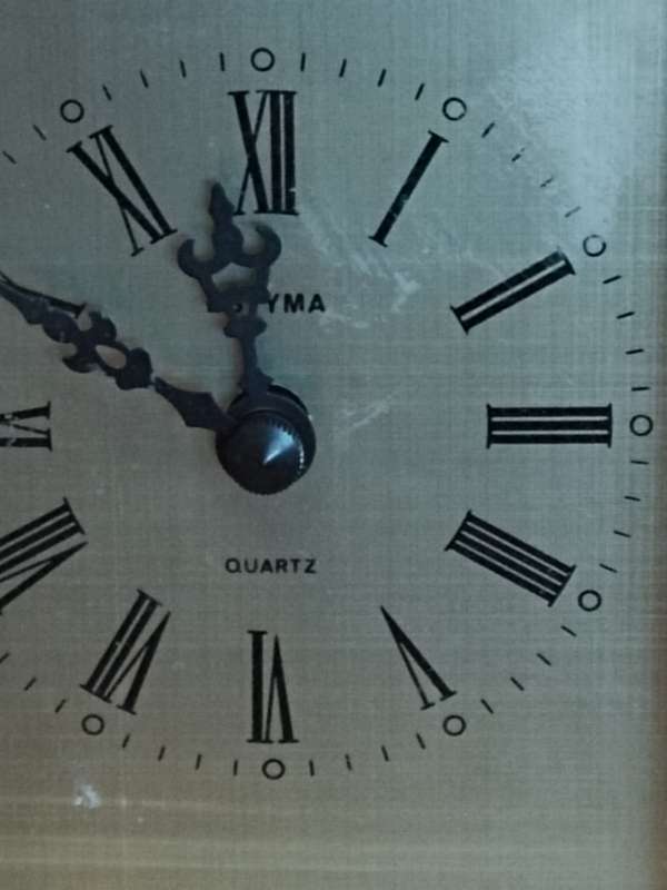 Estyma Quartz clock