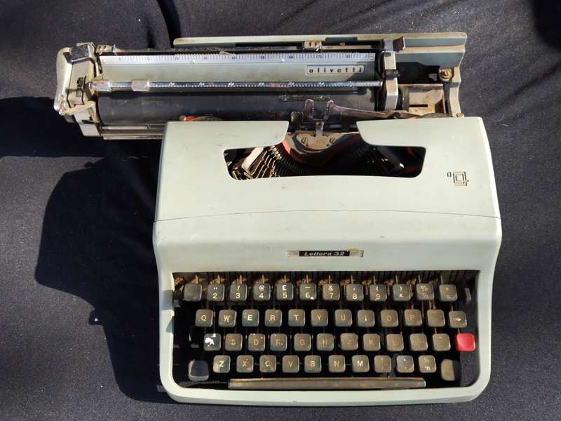 Olivettie Lettera 32 typewriter