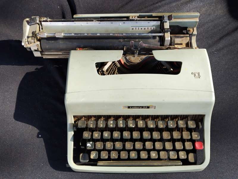 Olivettie Lettera 32 typewriter