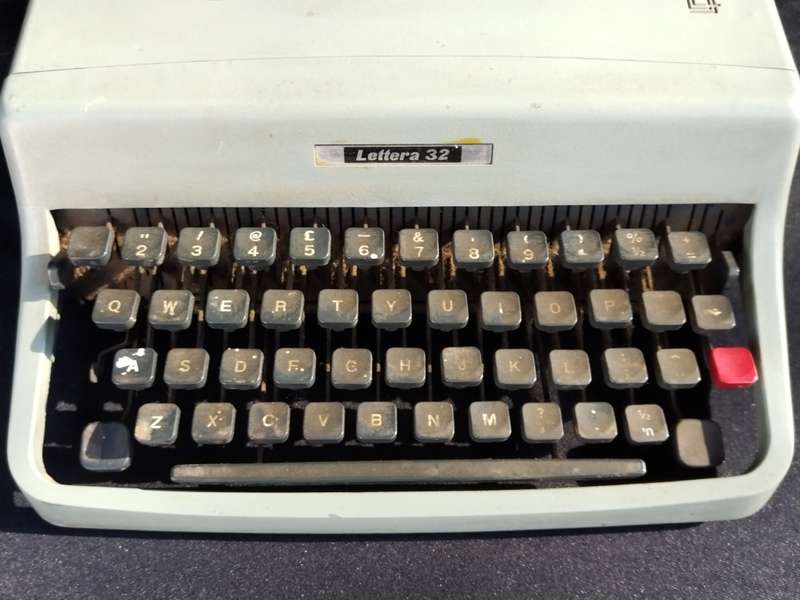Olivettie Lettera 32 typewriter