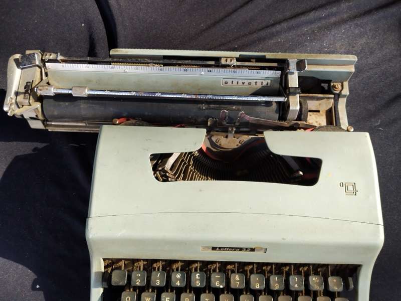 Olivettie Lettera 32 typewriter