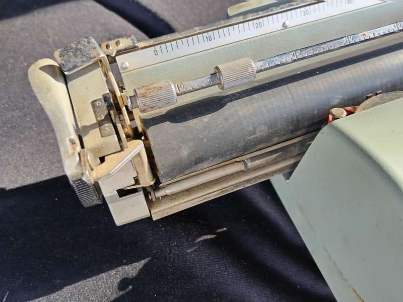 Olivettie Lettera 32 typewriter