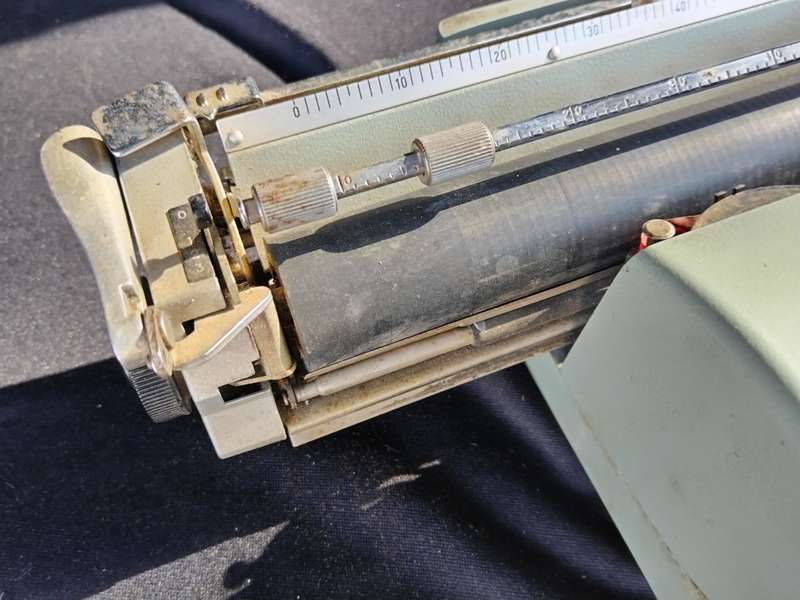 Olivettie Lettera 32 typewriter
