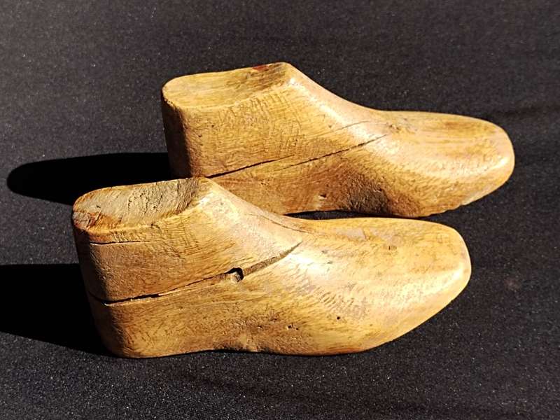 Pair of wooden shoe forms