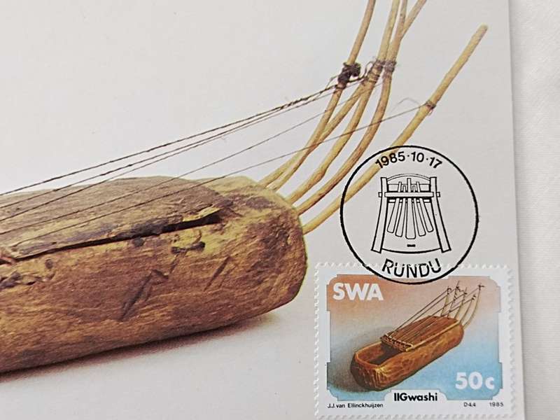 Postcard: Inheemse tradisionele musiekinstrumente/Indigenous traditional musical instruments