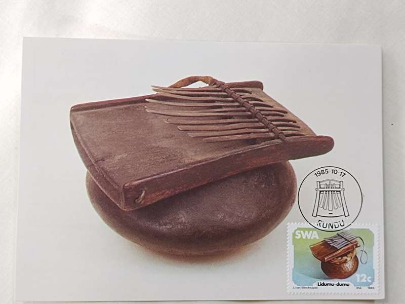 Postcard: Inheemse tradisionele musiekinstrumente/Indigenous traditional musical instruments
