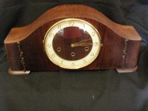 A SUPBERB MANTEL PIECE CLOCK, MECHANICAL MOVEMENT STARTING AT R1