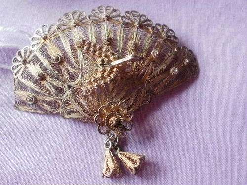 BEAUTIFUL VINTAGE FILIGREE BROOCH