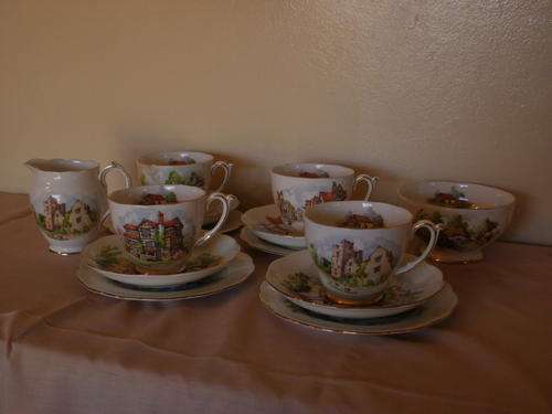 ROSLYN FINE BONE CHINA, BEAUTIFUL BRITAIN. 14 PIECE TEA SET