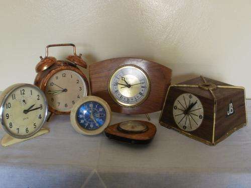 JOBLOT OF CLOCKS AND ALARM CLOCKS