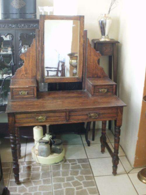 SMALL VICTORIAN DRESSING TABLE/WASH STAND