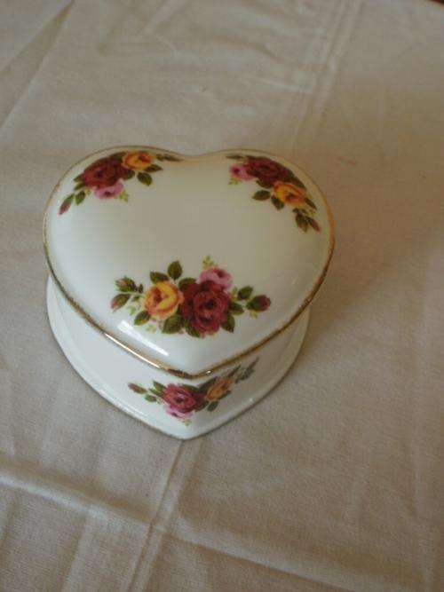 COTTAGE ROSE HEART SHAPED TRINKET BOX